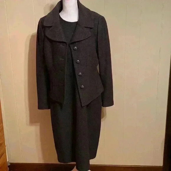 Woman’s Gray 2 Piece Sheath Style Dress Suit Unbranded in Size 10-12. - Picture 1 of 16